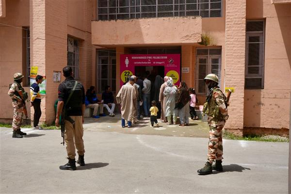 Polling Booth In Srinagar | Photo By Marila Latif